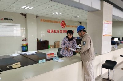 來到福溪社區現場指導人口普查員使用網上國網“E普查”功能