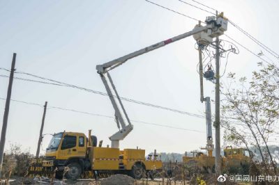 帶電作業換開關 保障供電迎冬峰