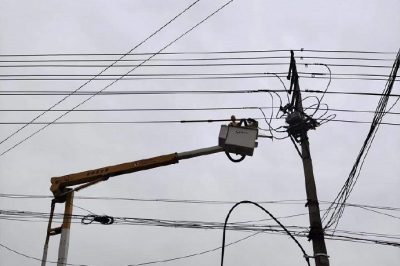 對線路進行帶電斷茂盛置業變壓器隔離開關上引線操作