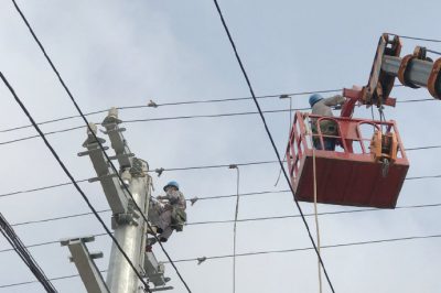 對10千伏獻工594線更換引流線