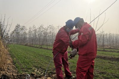 在10千伏梁梁線路改造現場制作電桿拉線