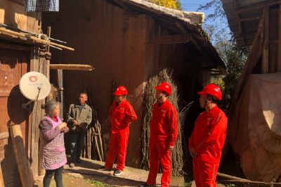 國網重慶石柱供電公司員工在六塘鄉三匯村開展防冰聯動工作宣傳