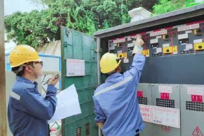 全副“武裝”轉供電任務來到作業現場