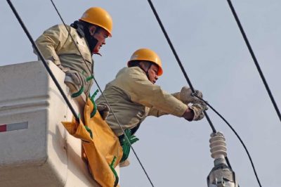 為機場村新建的4座農灌提水站搭接10千伏供電線路
