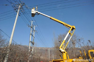 到10千伏團埠線墁子支線5號桿處開展帶電改接作業