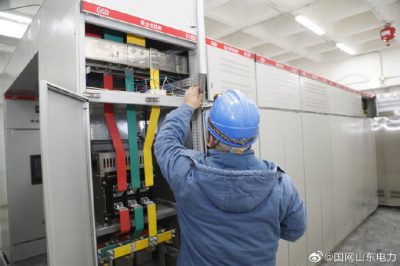 在某新建小區(qū)配套工程配電室進行電表箱、電表的安裝工作
