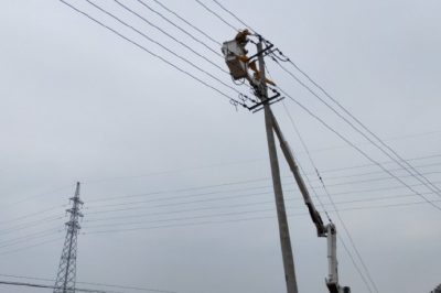 在10千伏孫化屯線(xiàn)28號(hào)桿李劉莊開(kāi)關(guān)電源側(cè)進(jìn)行帶電接火作業(yè)