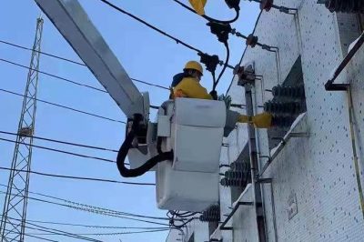 開展上夼線、曹家線、宋家線三條10千伏出線的帶電卡、接火工作