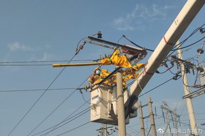 在10千伏戰家線4號桿進行帶電接火