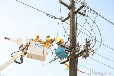 在10千伏東環2號線東關分支線1號桿開展帶電切改負荷工作