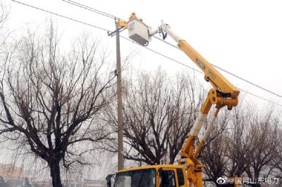 在10千伏工業線7號桿處實施帶電作業修復破損導線