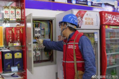 國網(wǎng)海興縣供電公司為村民檢查供暖設備，確保設備運行正常