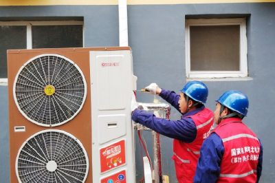 為村民檢查供暖設備，確保設備運行正常