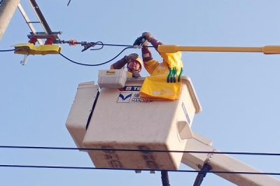 對10千伏592西田線西田村內分支07號桿進行帶電綁扎絕緣子