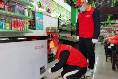 在轄區超市、門店進行安全用電檢查