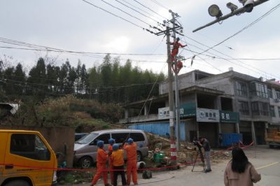 開展10千伏墩頭線電力聯絡線的立桿、放線和智能開關搭接施工
