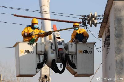 帶電斷接十二廟臺區的引流線，更換老化的跌落開關