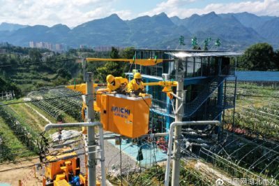 鷂子坪8組變臺增容的變壓器進行帶電搭火作業