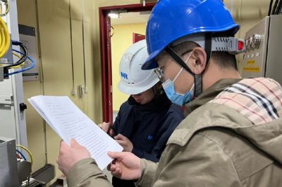 平換流站檢修人員開展閥冷系統初步調試工作
